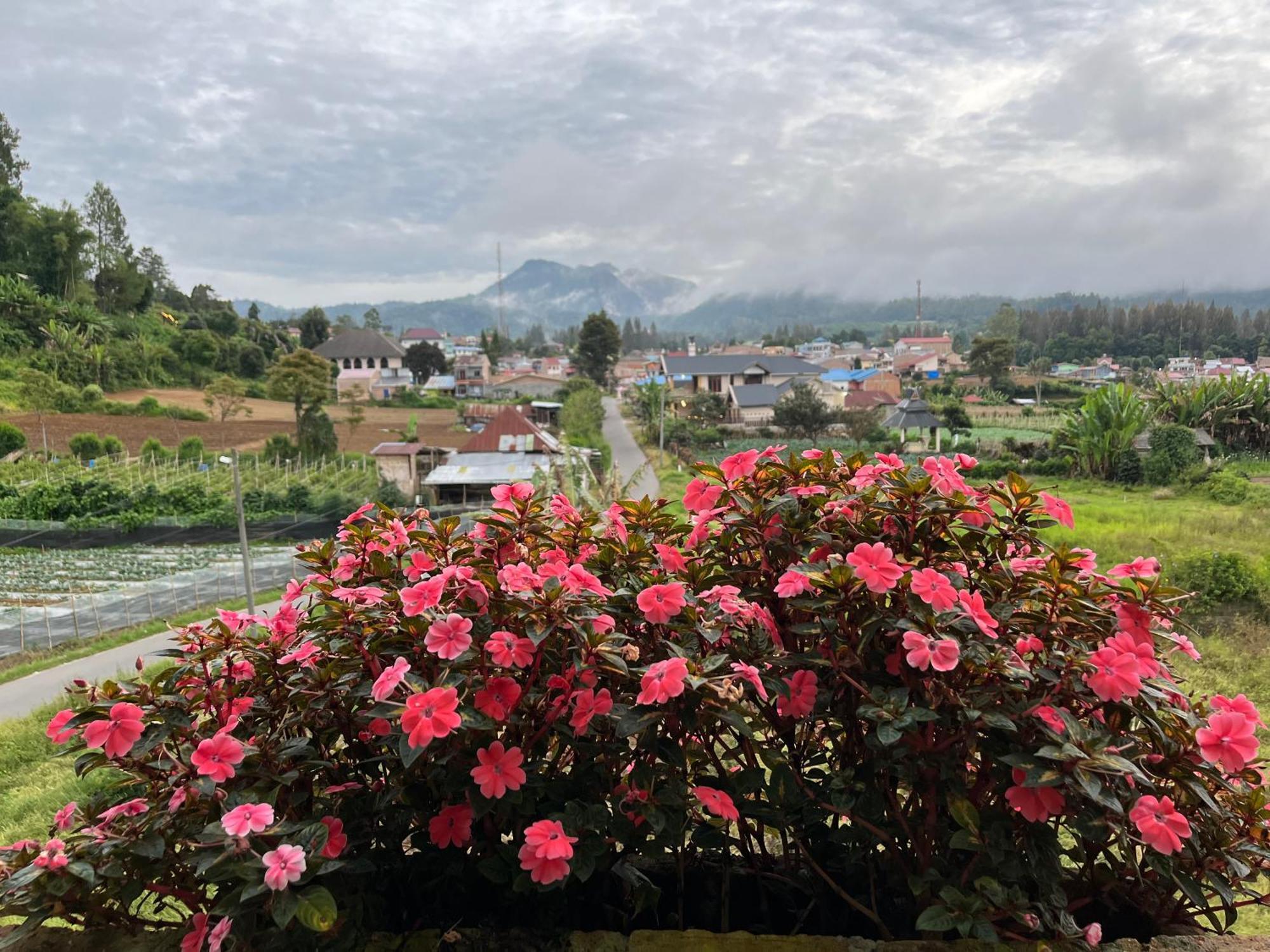 Sapo Rumbia Berastagi Buitenkant foto
